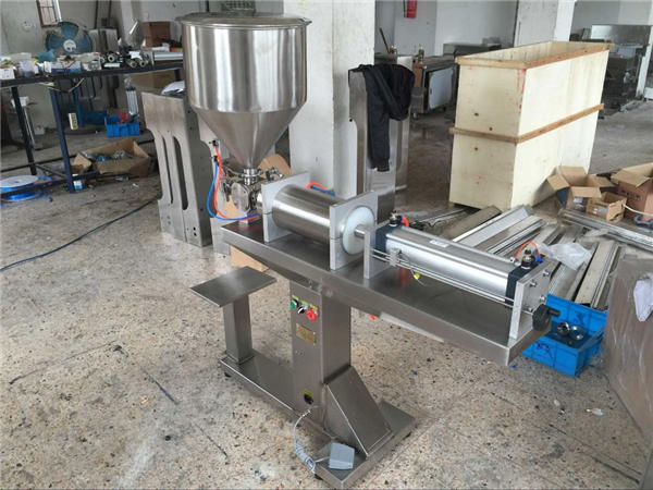 Полу-автоматска машина за полнење со единечна глава со мед