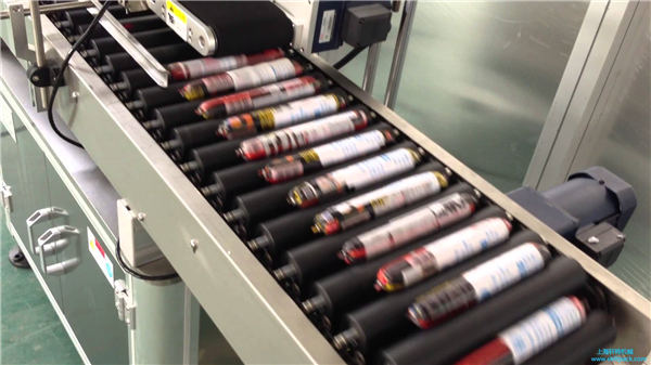 Автоматска машина за етикетирање колбаси со фидер